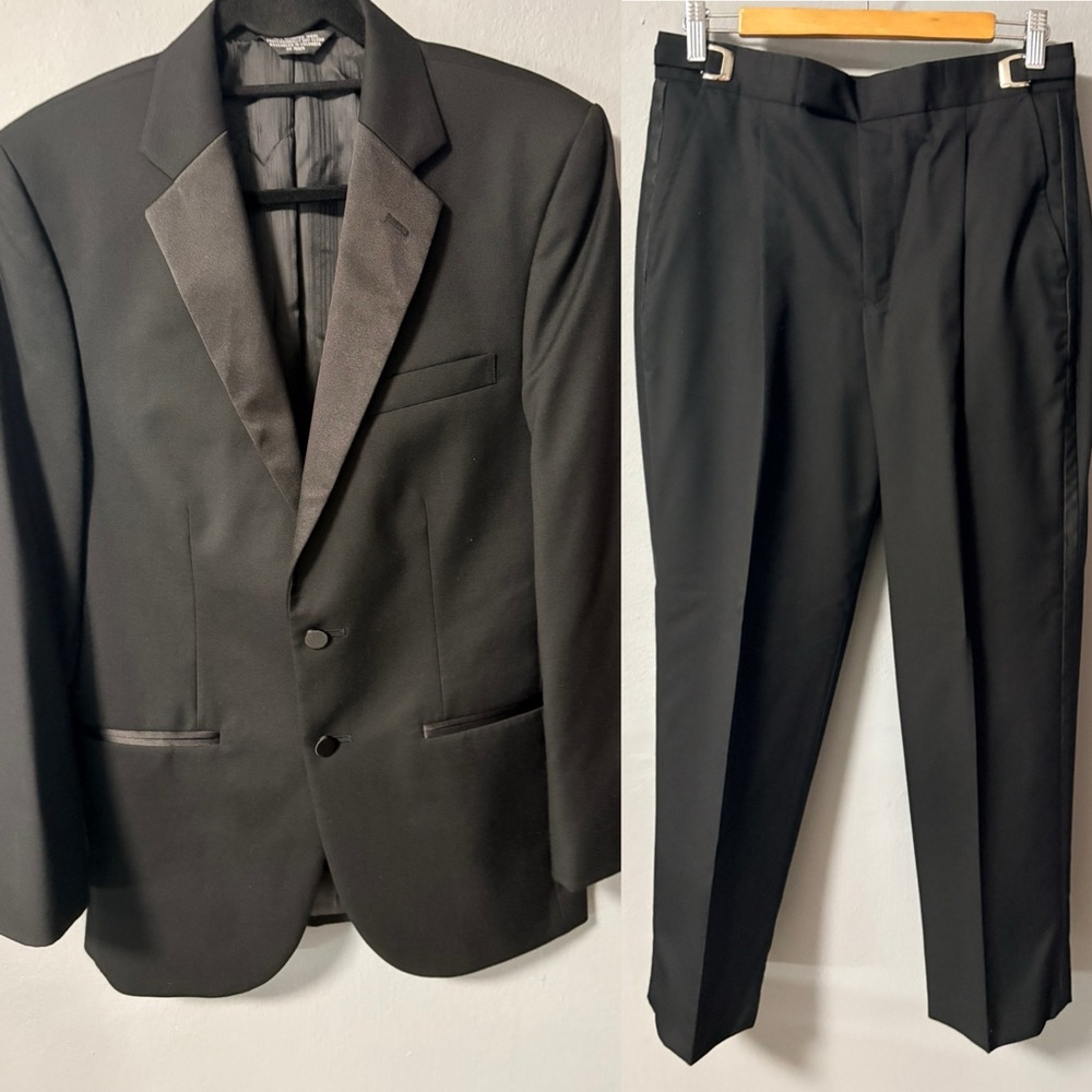 Formal Classic Black Men's Suit in Black.
Size S/M